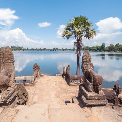 landing-stage of Srah Srang baray with its nāga balaustrades and stone lions, Angkor, Cambodia, Asia
