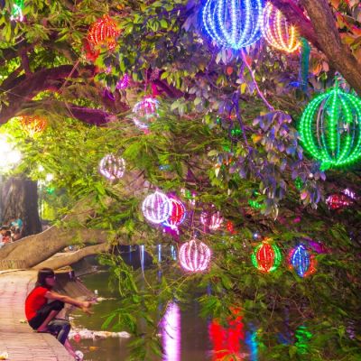 Vietnam Sehenswürdigkeiten: Hanoi ist Vietnams kulturelles Zentrum, hier bunte Lampions bei einem Event