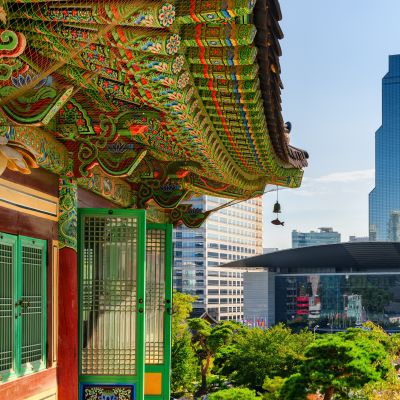 Bongeunsa Tempel vor dem Hintergrund der Wolkenkratzer im Gangnam Viertel von Seoul, Südkorea