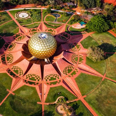 Luftaufnahme des Matrimandir in Auroville Indien