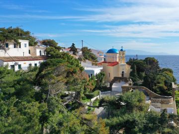 Walking on Kythnos Island – Premium