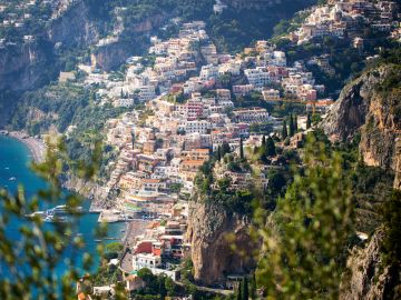 Shoulder Season Travel: Your Guide to Crowd-Free Adventures
