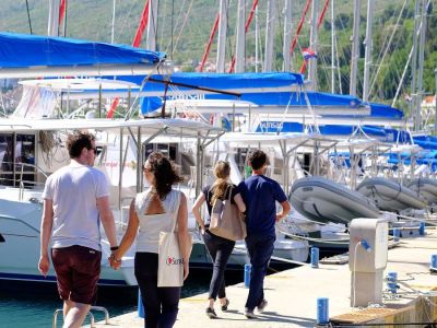 Couples marchant sur un ponton