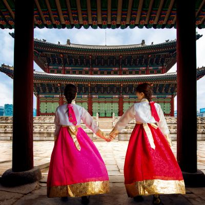 Junge Koreanische Frauen in traditioneller Hanbok Tracht vor einem Tempel Südkorea