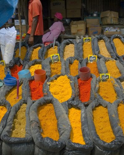 Bunter Markt auf einer Mosambik Reise