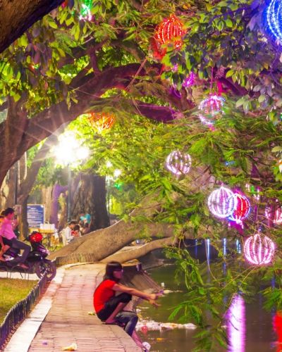 Vietnam Sehenswürdigkeiten: Hanoi ist Vietnams kulturelles Zentrum, hier bunte Lampions bei einem Event