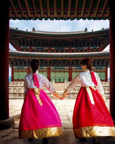 Junge Koreanische Frauen in traditioneller Hanbok Tracht vor einem Tempel Südkorea