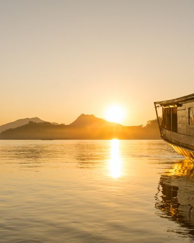 Traditionelle Holzboote auf dem Mekong bei Sonnenuntergang Luang Prabang, Laos