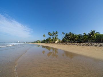 Metropolis with oases: Contrasts in Colombo