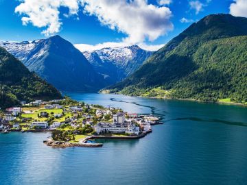 Walking in Balestrand