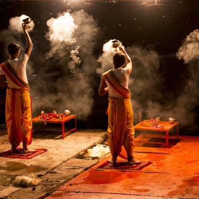 Blick auf die nächtliche Arti Zeremonie in Varanasi Indien