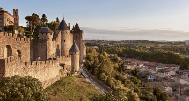 Vue aérienne de la cité médiévale de Carcassonne près du Canal du Midi, patrimoine UNESCO.