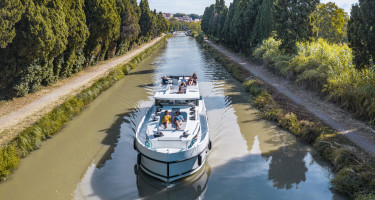 Navigation près de Carcassonne, le long du Canal du Midi, France.