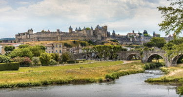 Vue panoramique du Canal du Midi et de la cité médiévale de Carcassonne