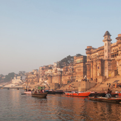 Blick vom Fluss auf Varanasi in der Abendstimmung