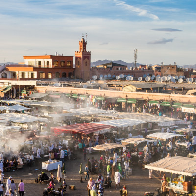 Blick auf die von Rauchwolken umhüllten Essensstände auf dem Jemaa-el-Fna-Platz in Marrakesch, Marokko
