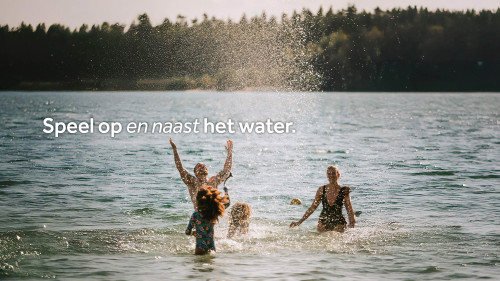 Familie heeft plezier op het water