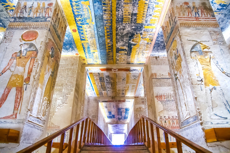 Farbenfrohe Hieroglyphen und ägyptische Götter an Wänden und Decke eines Grabes im Tal der Könige, Luxor.