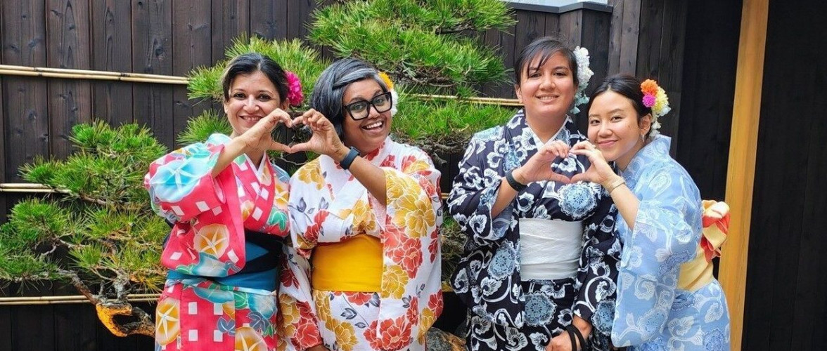 Gruppenfoto der in einem Kimono gekleideten Reisexpertinnen von Enchanting Travels