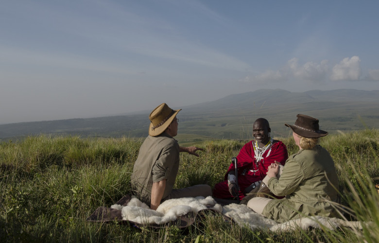 Highlands-Ngorongoro-guests-maasai-guide-picnic-Eliza-Deacon-2-HR