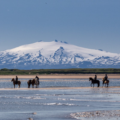Enchanting Travels - Things to do in Iceland - beach and mountain
