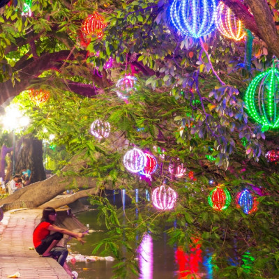 Vietnam Sehenswürdigkeiten: Hanoi ist Vietnams kulturelles Zentrum, hier bunte Lampions bei einem Event