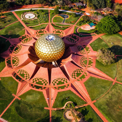 Luftaufnahme des Matrimandir in Auroville Indien