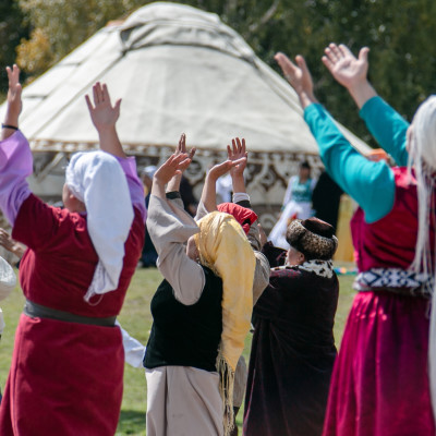 Frauen in traditioneller Kleidung bei den World Nomad Games, Kirgisistan