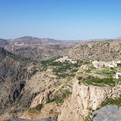Panoramablick auf grüne Bergdörfer im Gebirgszug von Jebel Akhdar Oman