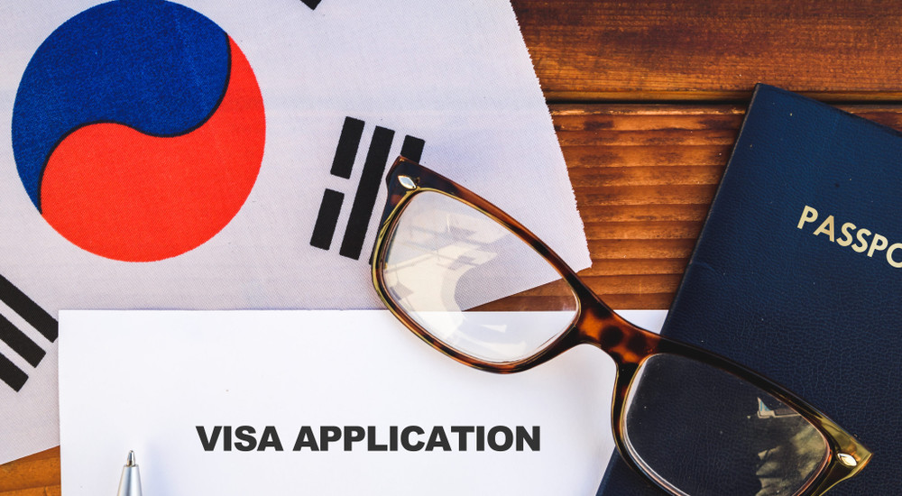 Flagge von Südkorea, Visumantragsformular und Reisepass auf Schreibtisch