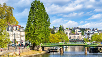Tranquil riverside town on the Erdre River in Loire-Atlantique, featuring waterside houses and peaceful reflections.