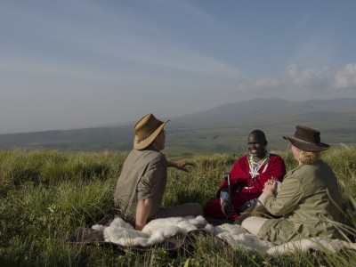 Highlands-Ngorongoro-guests-maasai-guide-picnic-Eliza-Deacon-2-HR