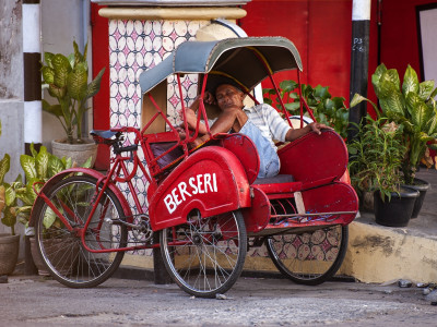 Rikschas sind auf Asien Reisen allgegenwärtig