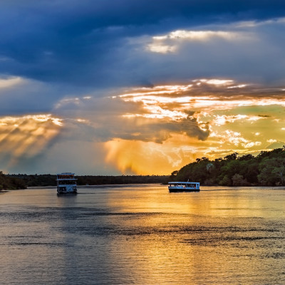 Der mächtige Sambesi Fluss bei Sonnenuntergang unweit von Livingstone in Sambia Afrika