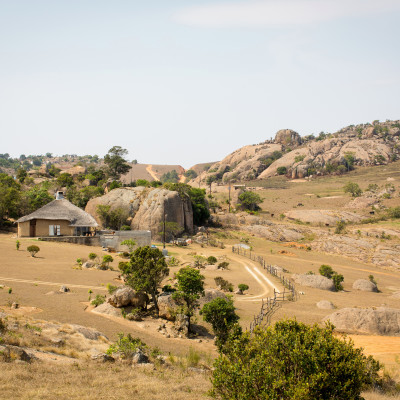 Panoramablick auf die typische Landschaft und traditionelle Rundhütten in Eswatini Swasiland