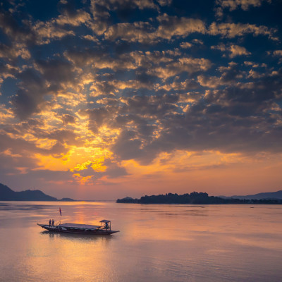 Goldene Abendstimmung mit dramatischer Wolkenformation über dem Brahmaputra Fluss in Guwahati Assam Indien