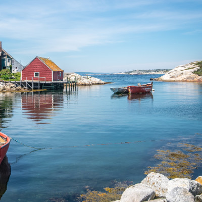 Farbige Fischerboote im Atlantik an einem Sommertag in der Nähe von Peggys Cove Nova Scotia