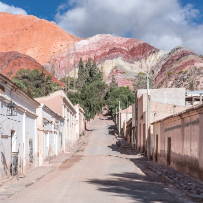 Stadt Purmamarca mit dem Cerro de los Siete Colores im Hintergrund, Argentinien