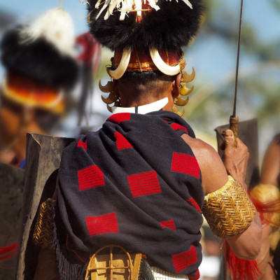 Nahaufnahme der Rückansicht einiger Vertreter der Volksgruppe der Naga während des Hornbill Festival in Kohima Nagaland Indien