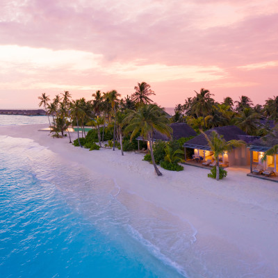 Baglioni Resort Malediven Drone Aufnahme bei Sonnenuntergang