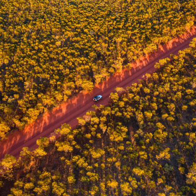 Luftaufnahme des roten Outbacks mit der Strasse zum Cape Leveque in Western Australia