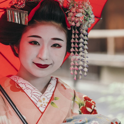 Enchanting Travels Japan Tours Portrait of a Maiko geisha in Gion Kyoto