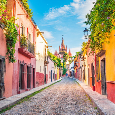 Enchanting Travels Mexico Tours Beautiful streets and colorful facades of San Miguel de Allende in Guanajuato, Mexico - Best trips to take in 2020