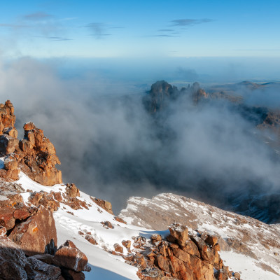 Mount Kenya Berggipfel mit Schnee und bewölktem Himmel