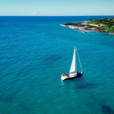 Sailboat sailing in ocean in Hawaii.