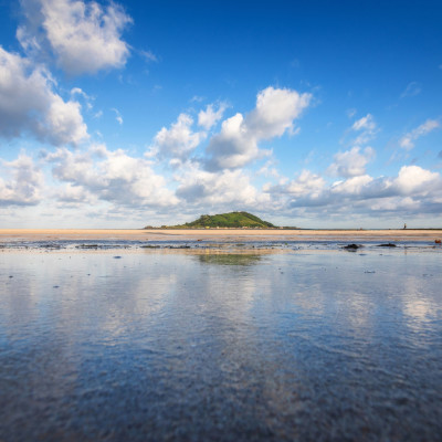 Sandstrand bei Ebbe vor der Insel Biyangdo am Hyeopjae-Strand von Hallim-eup, Jeju, Südkorea