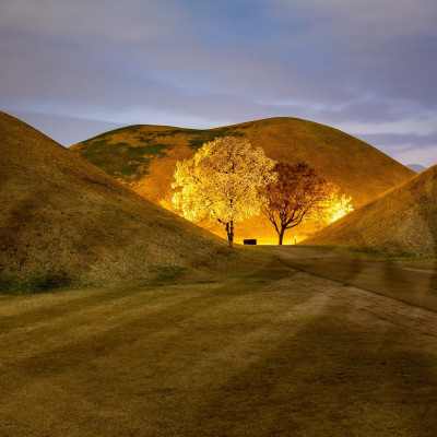 Abendstimmung beleuchtetes Grab des Hwangnamdaechong in Gyeongju Suedkorea
