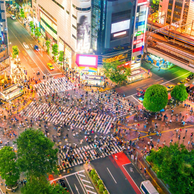 Shibuya Kreuzung in der Dämmerung aus der Vogelperspektive Tokio Japan
