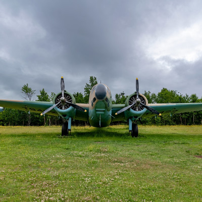 Aufnahme einer Lockheed Hudson auf einer Wiese am North Atlantic Aviation Museum in Gander Neufundland