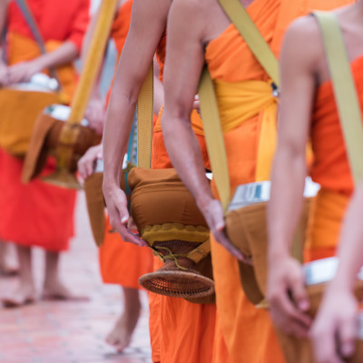Nahaufnahme der Mönche beim Almosengang in Luang Prabang Laos